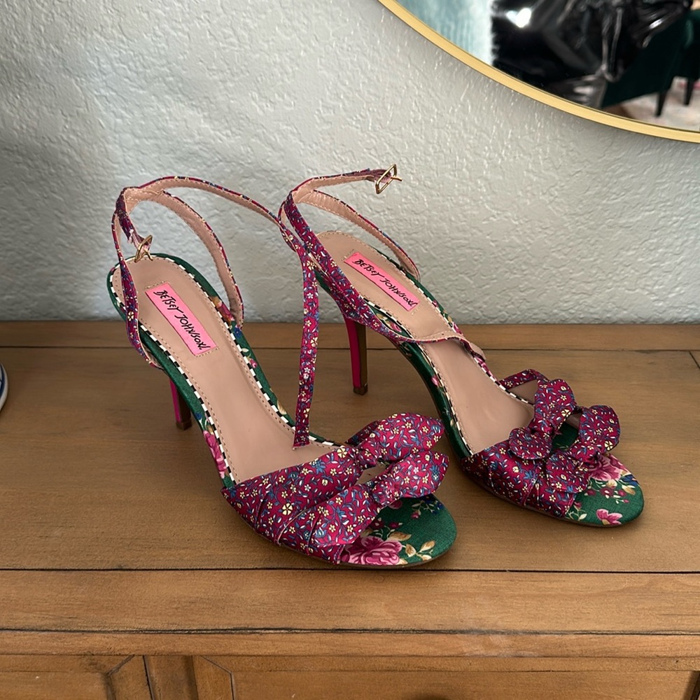 Betsey Johnson size 8  heel
